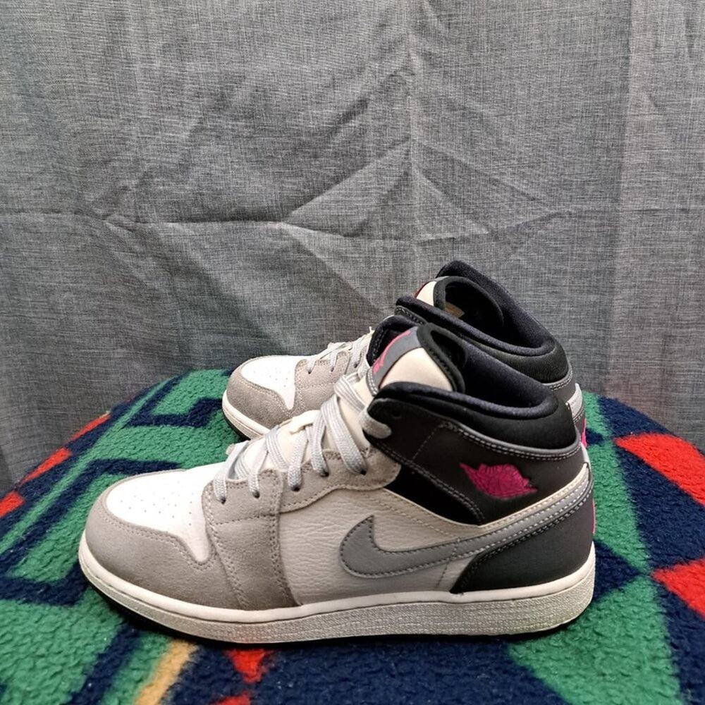 %Air Jordan 1 Mid White Grey Hyper Pink Size 7Y / AJ10